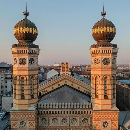 Quiet 2br, 2ba, Ac &central Gem Free Parking Budapest